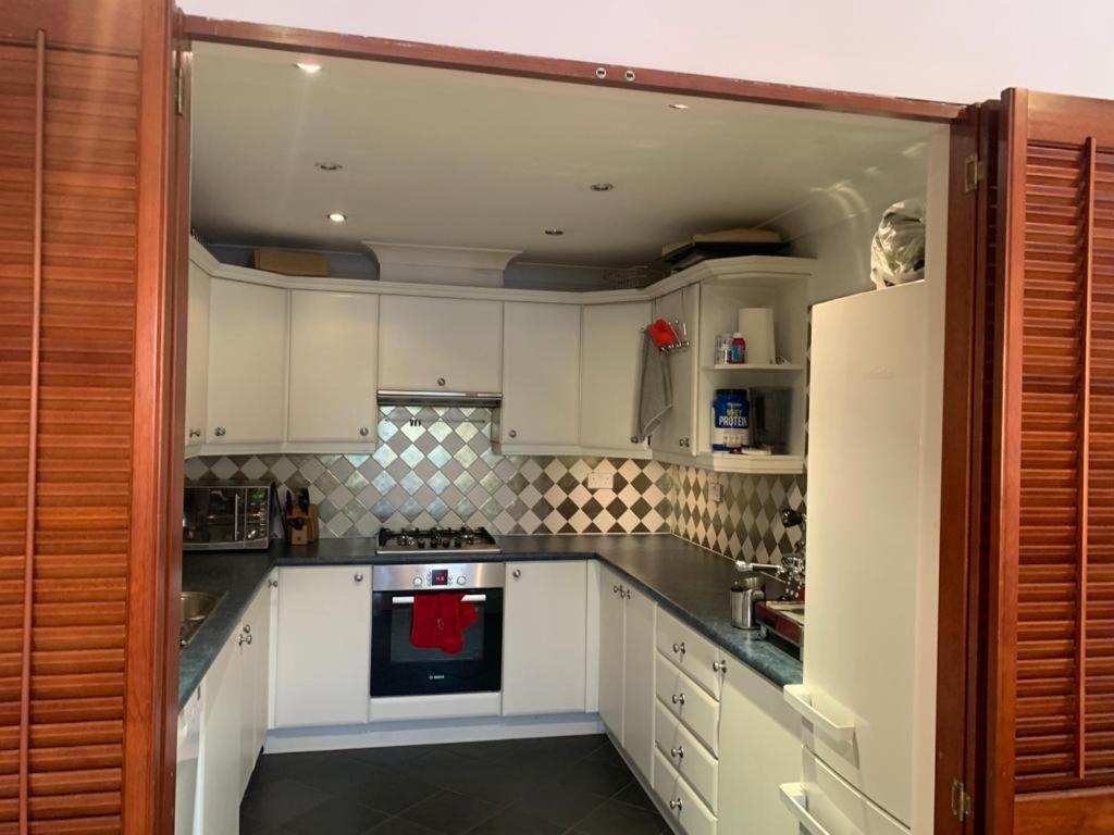 Lovely Room, Free Parking In Private Gated Place Londres